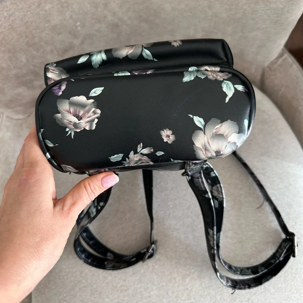 Mini backpack with flowers, double pocket.